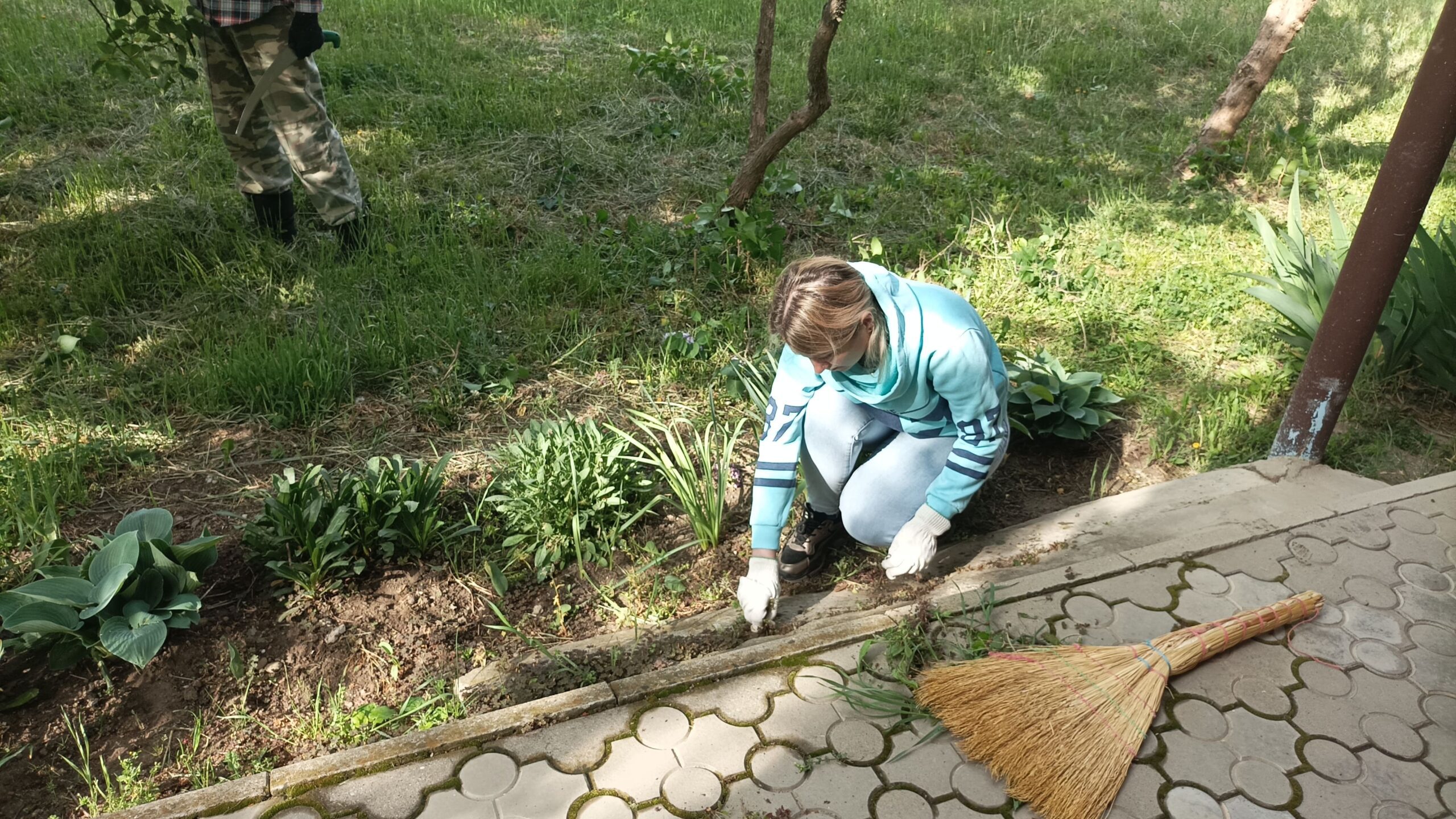Сотрудники ветуправления Белореченского района провели субботник на территории учреждения