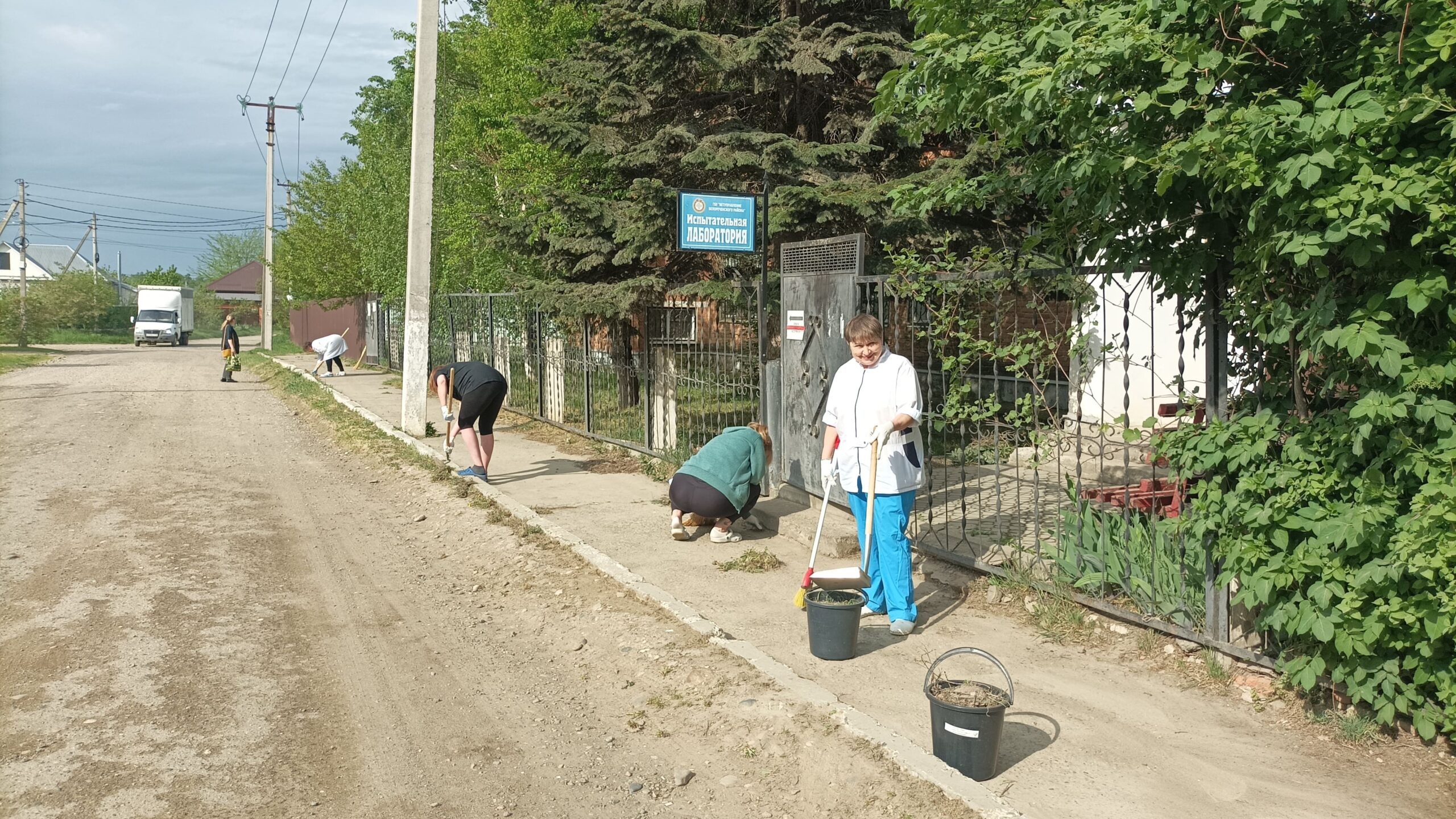 Сотрудники ветуправления Белореченского района провели субботник на территории учреждения