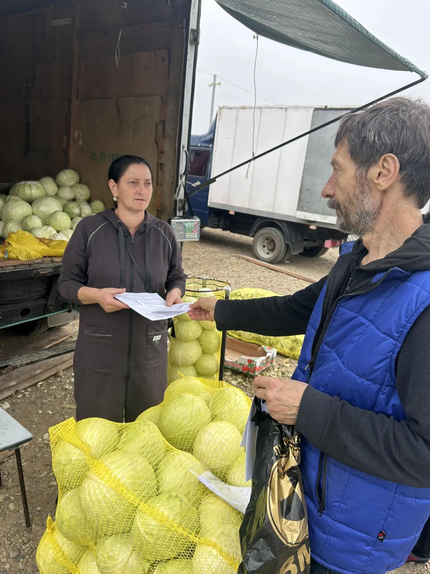 В Белореченске продолжается работа по информировании продавцов растительной продукции об изменении в законодательстве