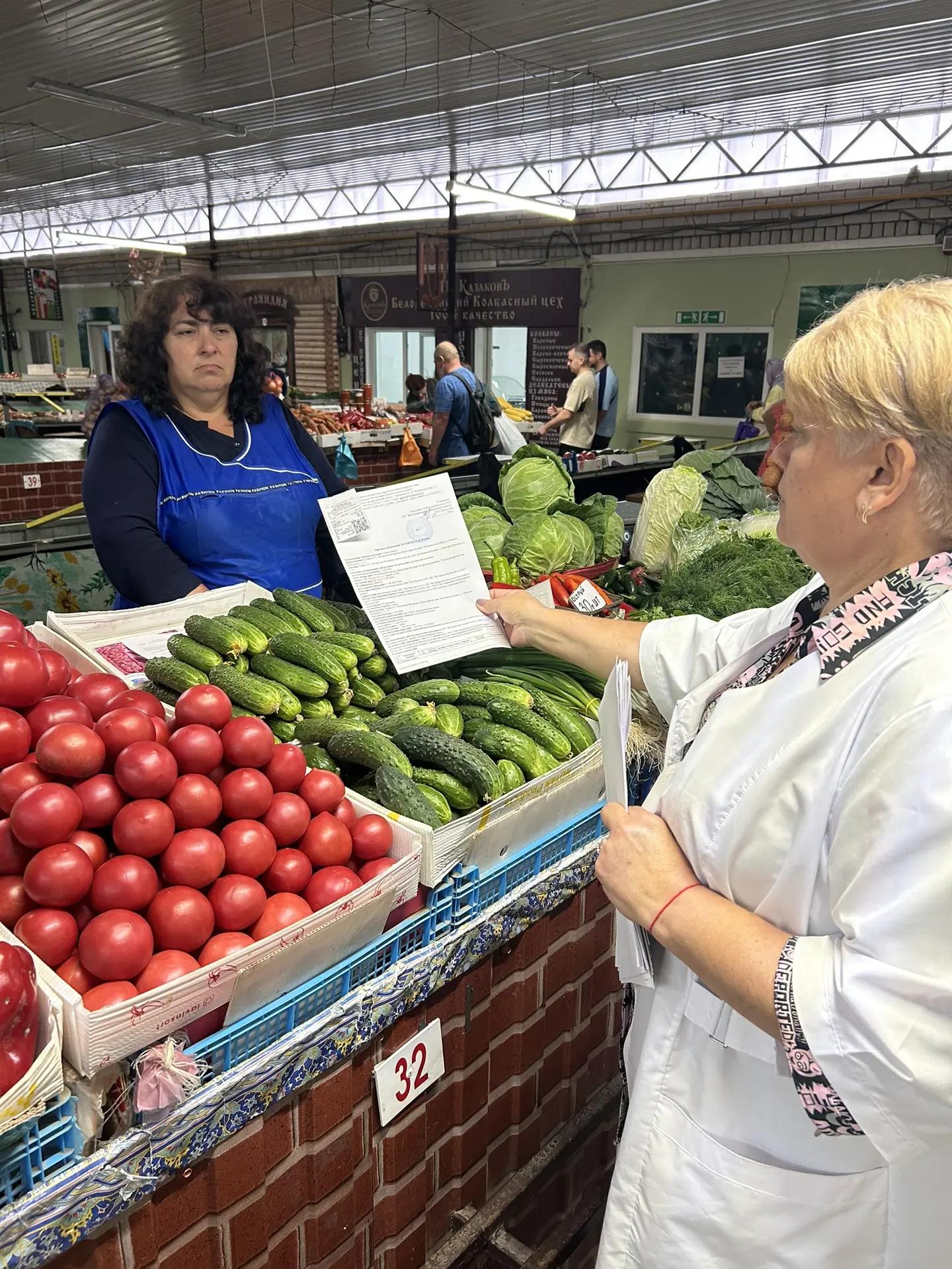В Белореченске продолжается работа по информировании продавцов растительной продукции об изменении в законодательстве